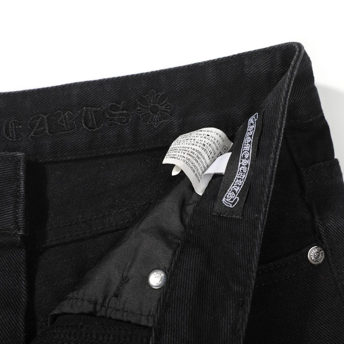 P280 (top version) Chrome hearts new city-limited flame plaid black and pink jeans Chrome hearts city-limited jeans Hardware customization Original development vintage levis American-made 501 black and gray base remake Levi's American-made 501 base imported sheepskin 925 silver remake [Top heavy industry fashion design] Consistently high-street luxury style. Speaking of this style, the Zangyin family and GU family are definitely the leading representative brands. Especially the Zangyin family has really achieved a state-of-the-art effect in creating high-street style. The unique washed material is used to create this style. The color system is already quite eye-catching. After it is decorated with patchwork cross flowers, it cleverly highlights the charm of the brand. Secondly, this style uses classic The high-waist cutting design highlights the long legs and fashionable temperament of the upper body. The brand is highly recognizable and the slim fit configuration is more suitable for daily wear. It is a product that interprets personality, fashion, and specifications at a glance. This single product is enough to make any fan excited. It can be a white T-shirt for a youthful college style, or a tight suspender for a royal style. It has strong matching ability and can be easily controlled by men.  [Materials and craftsmanship] Needless to say, this point goes without saying. As an excellent craftsman brand, Zangyin’s requirements for details and craftsmanship are really perfect. The washed color of this model has gone through so many processes, not to mention the embellishment of denim appliques. It is also purely hand-made and sewn. Just like what they believe in, only hand-made things have soul and have the meaning of wear. A top-notch heavy-duty fashionable denim item, I look forward to your perfect interpretation! !  Color: Black Size: S M L XL